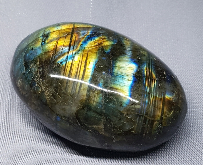 라브라도라이트 원석