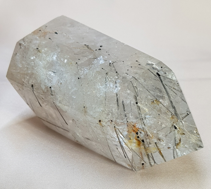 투르말리네이티드 육각주