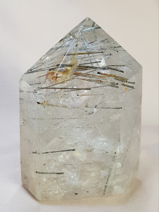 투르말리네이티드 육각주